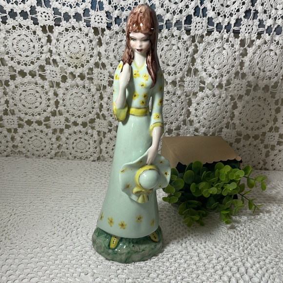 Porcelain figurine “ girl with a sunhat” - Picture 7 of 9